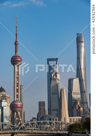中國上海的摩天大樓和東方明珠電塔 42692984