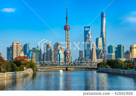 中國上海的摩天大樓和東方明珠電塔 42692988