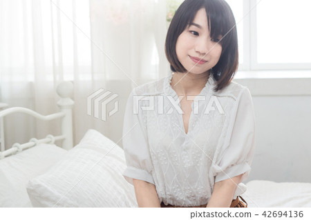 剛起床的少女 42694136