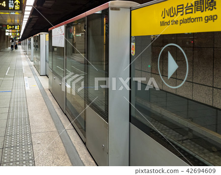 people waiting for subway at station 42694609