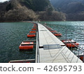 漂浮在湖上的橋 42695793