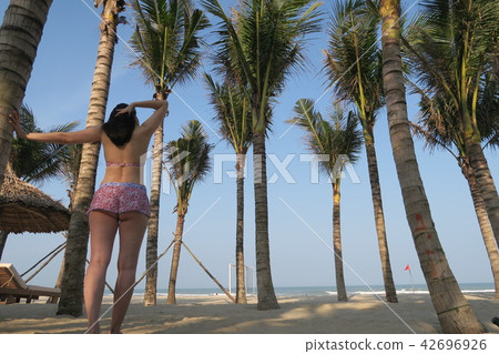 Women on the beach Women on the beach 42696926