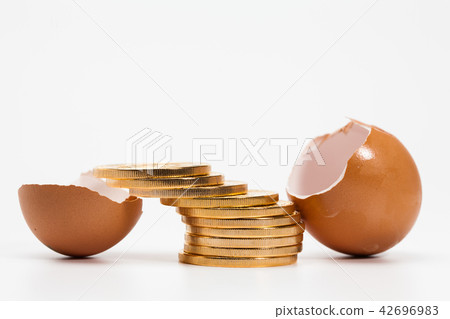Broken egg shell with gold bitcoins cryptocurrency Broken egg shell with gold bitcoins cryptocurrency 42696983