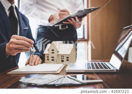 Real estate agent and Sales manager team analysis pricing of ren 42697223