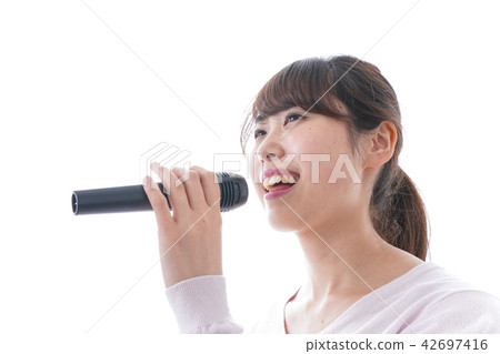 一個女人在卡拉OK唱歌 42697416
