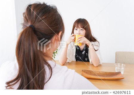 一個在咖啡館說話的女人 一個在咖啡館說話的女人 42697611