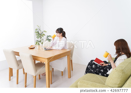 咖啡館圖像的一名婦女 咖啡館圖像的一名婦女 42697777