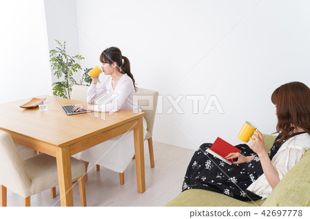 咖啡館圖像的一名婦女 咖啡館圖像的一名婦女 42697778
