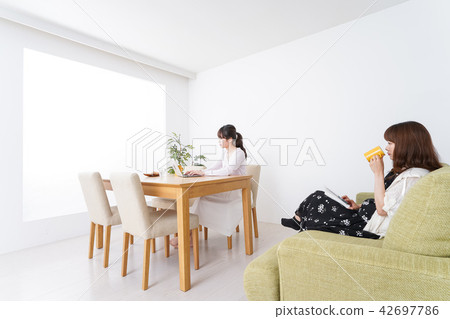 咖啡館圖像的一名婦女 咖啡館圖像的一名婦女 42697786