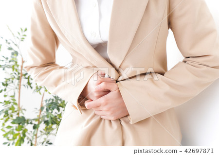 遭受腹痛的女商人 遭受腹痛的女商人 42697871