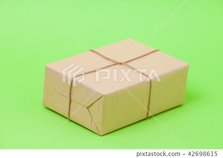 Brown eco kraft gift wrapped box on green backgrou 42698615