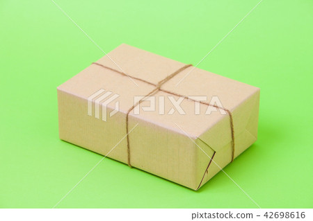 Brown eco kraft gift wrapped box on green backgrou 42698616