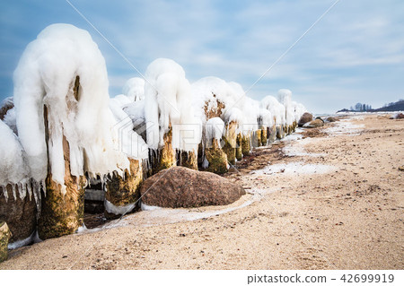 Winter on shore of the Baltic Sea in Kuehlungsborn 42699919