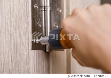 screwdriver installs door hinges 42700422