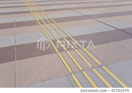 Barrier-free 42702979