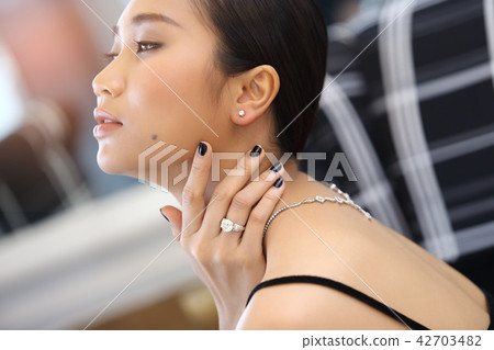 fashion portrait Diamond ring, necklace, blacelet fashion portrait Diamond ring, necklace, blacelet 42703482