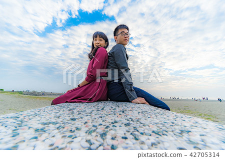Asia Taiwan Tainan Guanxi Platform Beach Couple Lover Lovers Love Couple Portrait Portrait 42705314