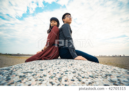 亞洲台灣台南觀夕平台沙灘情侶情人戀人戀愛夫妻人像肖像 42705315