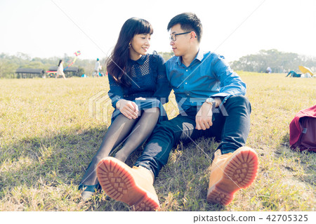 亞洲台灣新竹青青草原草地情侶情人夫妻戀人戀愛交友人像肖像 亞洲台灣新竹青青草原草地情侶情人夫妻戀人戀愛交友人像肖像 42705325