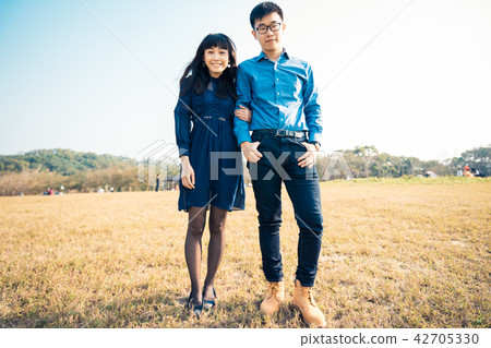 亞洲台灣新竹青青草原草地情侶情人夫妻戀人戀愛交友人像肖像 亞洲台灣新竹青青草原草地情侶情人夫妻戀人戀愛交友人像肖像 42705330