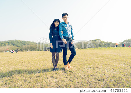 亞洲台灣新竹青青草原草地情侶情人夫妻戀人戀愛交友人像肖像 亞洲台灣新竹青青草原草地情侶情人夫妻戀人戀愛交友人像肖像 42705331