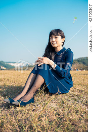 亞洲台灣新竹青青草原女性人像肖像洋裝草原人物模特兒一人 亞洲台灣新竹青青草原女性人像肖像洋裝草原人物模特兒一人 42705367