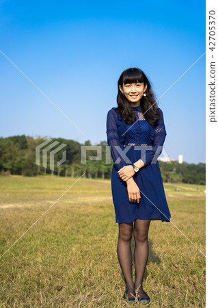 亞洲台灣新竹青青草原女性人像肖像洋裝草原人物模特兒一人 42705370