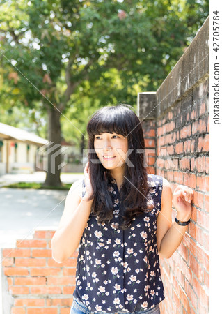 亞洲台灣中國習俗復古台中霧峰光復新村女孩女子人像肖像模特兒美女外拍藤蔓美麗陽光瀏海髮型造型牛仔褲服飾 亞洲台灣中國習俗復古台中霧峰光復新村女孩女子人像肖像模特兒美女外拍藤蔓美麗陽光瀏海髮型造型牛仔褲服飾 42705784