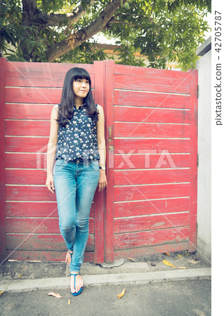 亞洲台灣中國習俗復古台中霧峰光復新村女孩女子人像肖像模特兒美女外拍藤蔓美麗陽光瀏海髮型造型牛仔褲服飾 42705787