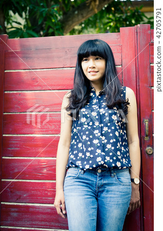 亞洲台灣中國習俗復古台中霧峰光復新村女孩女子人像肖像模特兒美女外拍藤蔓美麗陽光瀏海髮型造型牛仔褲服飾 亞洲台灣中國習俗復古台中霧峰光復新村女孩女子人像肖像模特兒美女外拍藤蔓美麗陽光瀏海髮型造型牛仔褲服飾 42705791