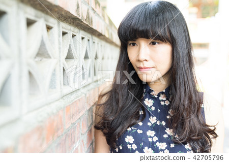 亞洲台灣中國習俗復古台中霧峰光復新村女孩女子人像肖像模特兒美女外拍藤蔓美麗陽光瀏海髮型造型牛仔褲服飾 亞洲台灣中國習俗復古台中霧峰光復新村女孩女子人像肖像模特兒美女外拍藤蔓美麗陽光瀏海髮型造型牛仔褲服飾 42705796