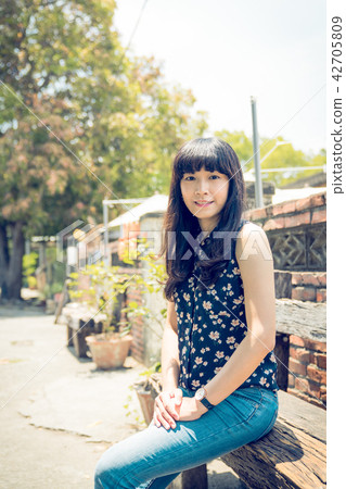 亞洲台灣中國習俗復古台中霧峰光復新村女孩女子人像肖像模特兒美女外拍藤蔓美麗陽光瀏海髮型造型牛仔褲服飾 亞洲台灣中國習俗復古台中霧峰光復新村女孩女子人像肖像模特兒美女外拍藤蔓美麗陽光瀏海髮型造型牛仔褲服飾 42705809