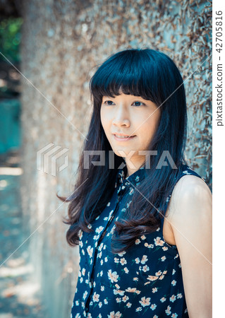 亞洲台灣中國習俗復古台中霧峰光復新村女孩女子人像肖像模特兒美女外拍藤蔓美麗陽光瀏海髮型造型牛仔褲服飾 亞洲台灣中國習俗復古台中霧峰光復新村女孩女子人像肖像模特兒美女外拍藤蔓美麗陽光瀏海髮型造型牛仔褲服飾 42705816