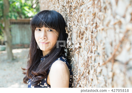 亞洲台灣中國習俗復古台中霧峰光復新村女孩女子人像肖像模特兒美女外拍藤蔓美麗陽光瀏海髮型造型牛仔褲服飾 亞洲台灣中國習俗復古台中霧峰光復新村女孩女子人像肖像模特兒美女外拍藤蔓美麗陽光瀏海髮型造型牛仔褲服飾 42705818