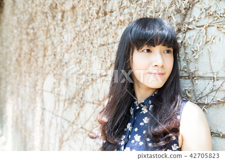 亞洲台灣中國習俗復古台中霧峰光復新村女孩女子人像肖像模特兒美女外拍藤蔓美麗陽光瀏海髮型造型牛仔褲服飾 亞洲台灣中國習俗復古台中霧峰光復新村女孩女子人像肖像模特兒美女外拍藤蔓美麗陽光瀏海髮型造型牛仔褲服飾 42705823