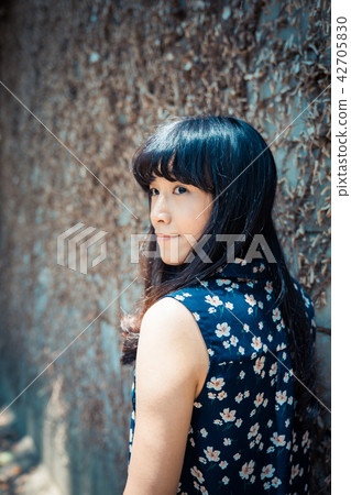 亞洲台灣中國習俗復古台中霧峰光復新村女孩女子人像肖像模特兒美女外拍藤蔓美麗陽光瀏海髮型造型牛仔褲服飾 42705830