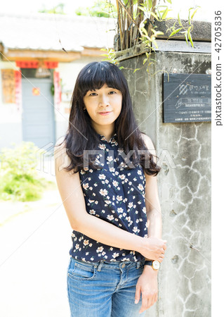 亞洲台灣中國習俗復古台中霧峰光復新村女孩女子人像肖像模特兒美女外拍藤蔓美麗陽光瀏海髮型造型牛仔褲服飾 亞洲台灣中國習俗復古台中霧峰光復新村女孩女子人像肖像模特兒美女外拍藤蔓美麗陽光瀏海髮型造型牛仔褲服飾 42705836