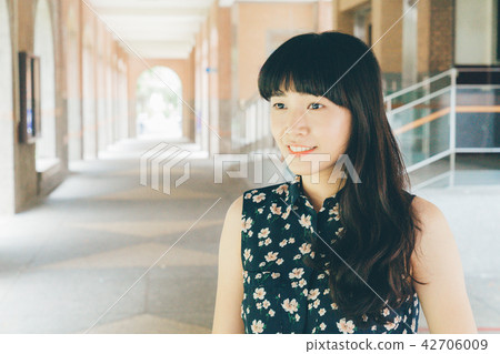 亞洲台灣台北台灣大學美女女生女孩肖像人像中國牽手微笑笑容校園 42706009