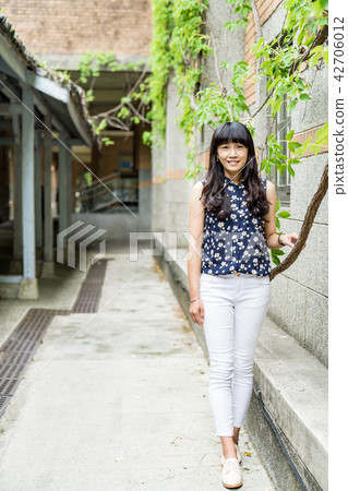 亞洲台灣台北台灣大學美女女生女孩肖像人像中國牽手微笑笑容校園 亞洲台灣台北台灣大學美女女生女孩肖像人像中國牽手微笑笑容校園 42706012