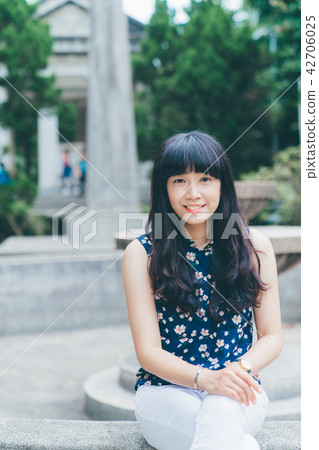 亞洲台灣台北台灣大學美女女生女孩肖像人像中國牽手微笑笑容校園 亞洲台灣台北台灣大學美女女生女孩肖像人像中國牽手微笑笑容校園 42706025