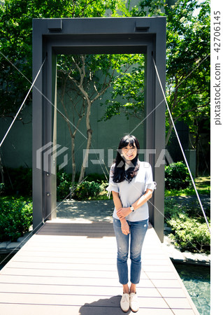 亞洲台灣台南神學院旅遊景點觀光學校校園大學生走廊噴泉噴水池女生女性女人肖像人像 42706145