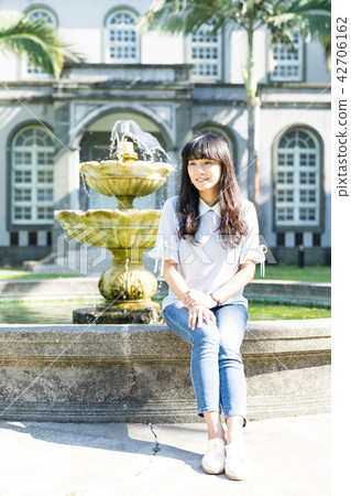 亞洲台灣台南神學院旅遊景點觀光學校校園大學生走廊噴泉噴水池女生女性女人肖像人像 42706162