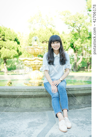 亞洲台灣台南神學院旅遊景點觀光學校校園大學生走廊噴泉噴水池女生女性女人肖像人像 42706178
