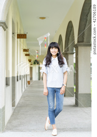 亞洲台灣台南神學院旅遊景點觀光學校校園大學生走廊噴泉噴水池女生女性女人肖像人像 亞洲台灣台南神學院旅遊景點觀光學校校園大學生走廊噴泉噴水池女生女性女人肖像人像 42706189