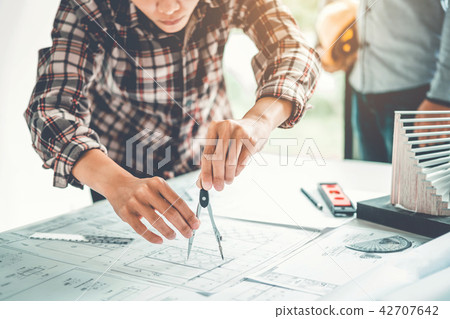Engineer meeting for architectural project Engineer meeting for architectural project 42707642