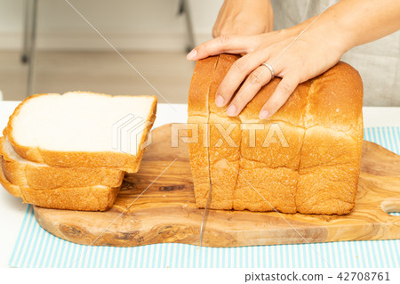 Hand cutting bread Hand cutting bread 42708761