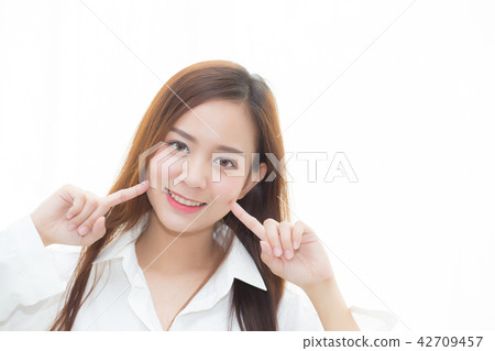 Portrait beautiful woman makeup of cosmetic Portrait beautiful woman makeup of cosmetic 42709457