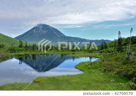 Shiretoko hidden lake Rausu Lake, Lake of the second swamp · Lake of Mt. Rausu from the three swamps 42709570