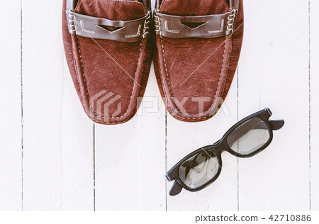 Men's casual outfits with accessories on wooden  42710886