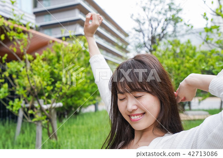 一個年輕的女人成長 一個年輕的女人成長 42713086